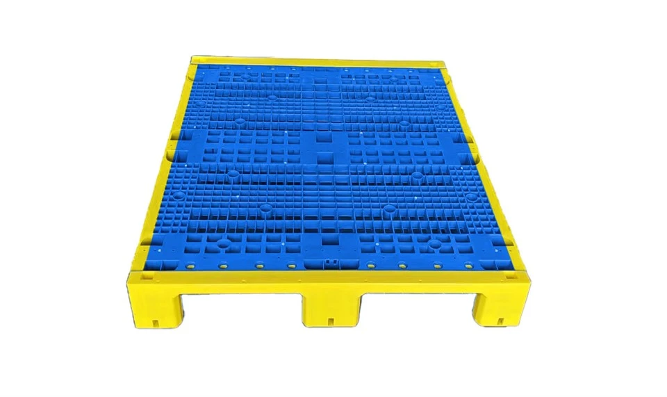 Palet din plastic stivuibil cu margine de reținere